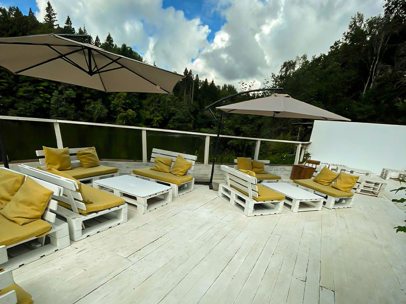 Диван из паллет двухместный белый с желтой подушкой