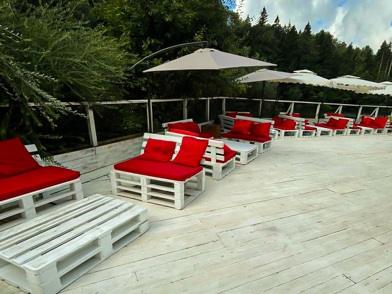 Диван из паллет двухместный белый с красной подушкой