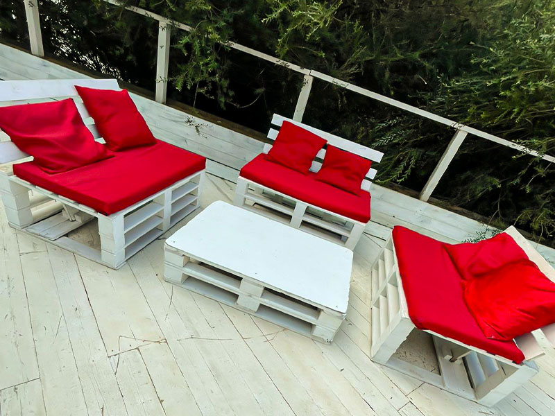 Диван из паллет двухместный белый с красной подушкой