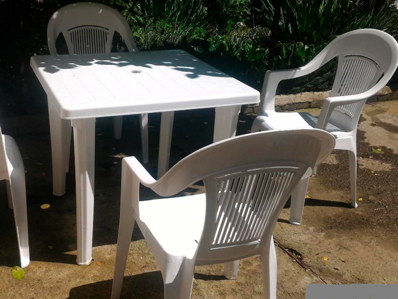 Пластиковый квадратный стол 90x90 см белый