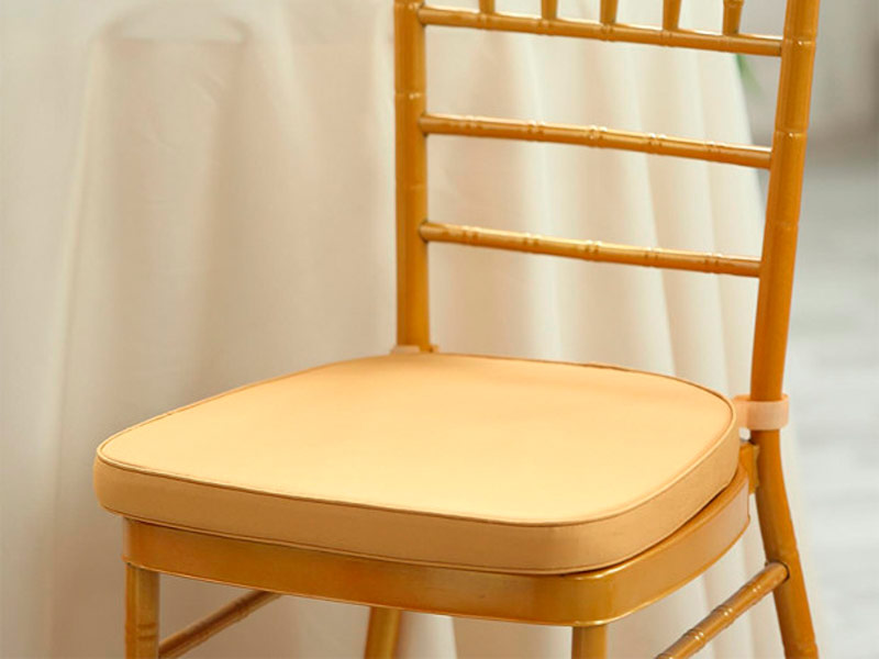 Подушка на стул золотая