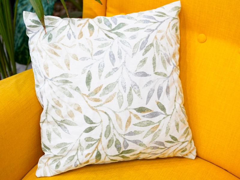 Декоративная подушка с зелёными листьями
