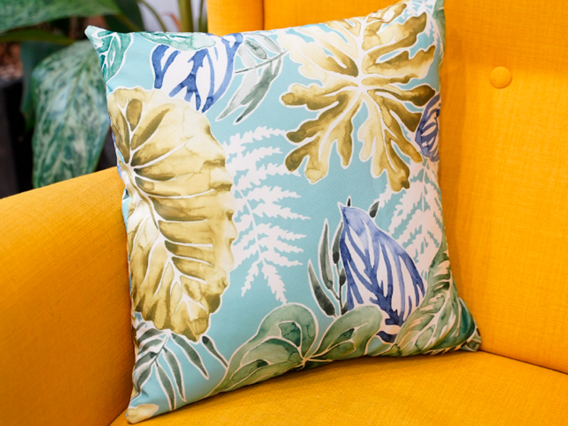 Декоративная подушка с акварельным принтом листьев