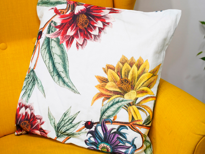 Декоративная подушка с цветочным принтом