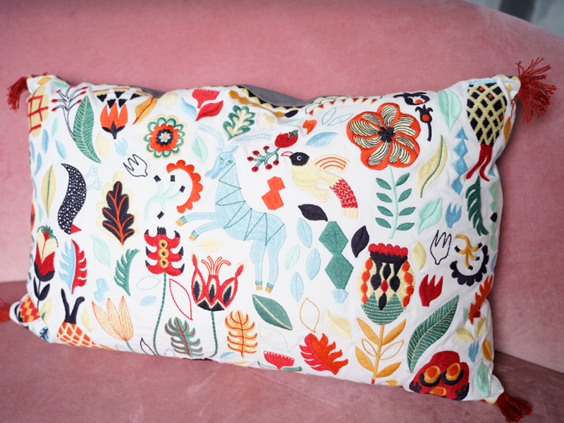 Декоративная подушка с вышивкой