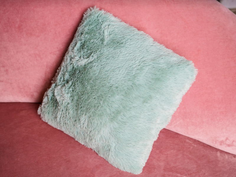 Декоративная подушка с мягким ворсом