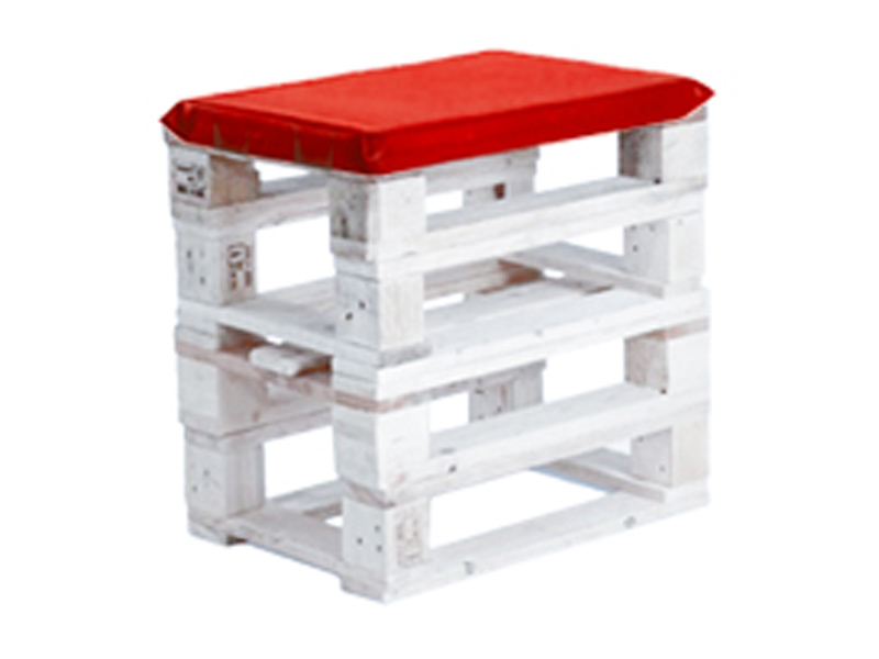 Пуфик из поддонов белый с красной подушкой