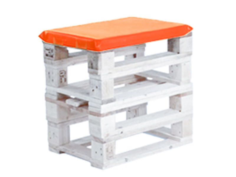Пуфик из поддонов белый с оранжевой подушкой