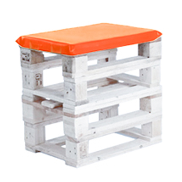 Пуфик из поддонов белый с оранжевой подушкой