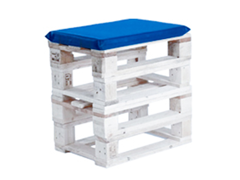 Пуфик из поддонов белый с синей подушкой