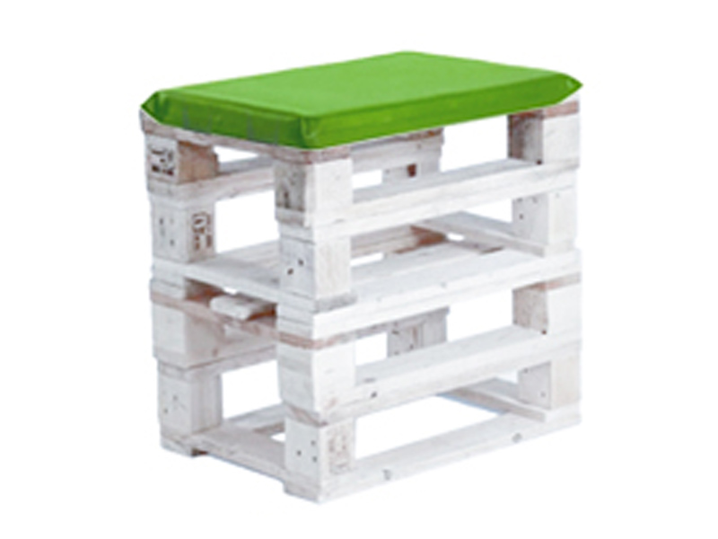 Пуфик из поддонов белый с зеленой подушкой