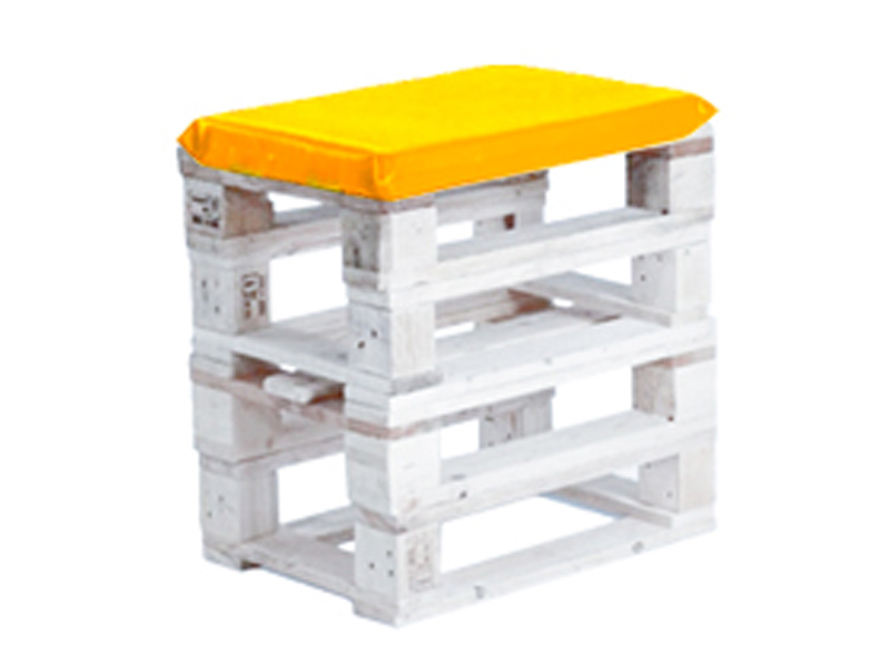 Пуфик из поддонов белый с желтой подушкой