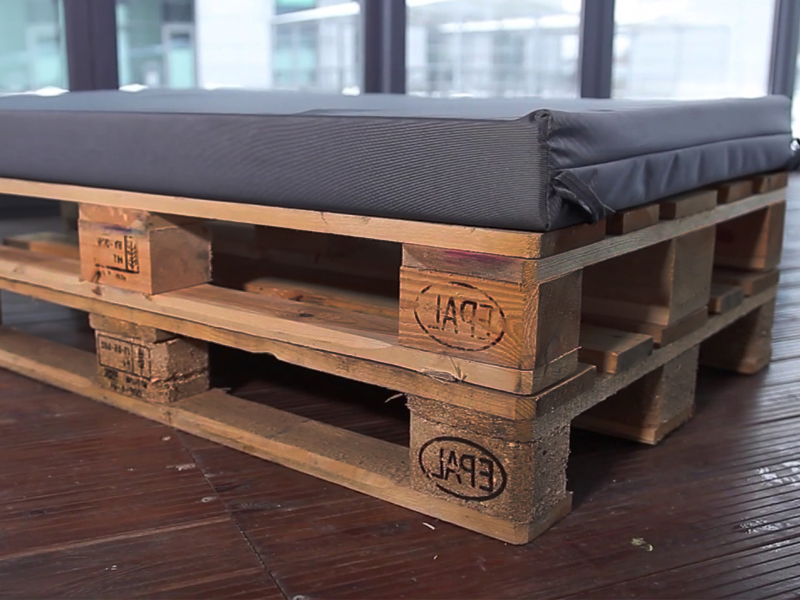 Пуфик из поддонов обожжённый с черной подушкой