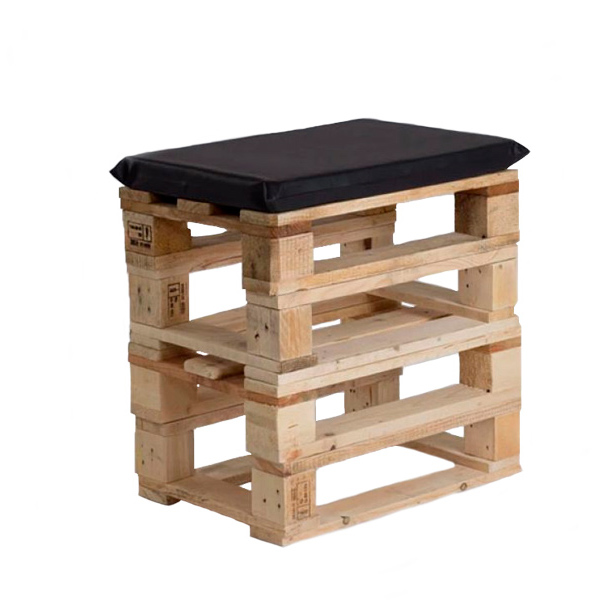 Пуфик из поддонов деревянный с черной подушкой