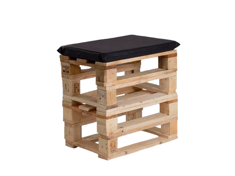 Пуфик из поддонов деревянный с черной подушкой