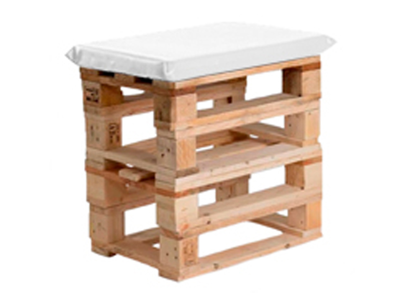 Пуфик из поддонов деревянный с белой подушкой