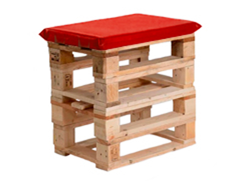 Пуфик из поддонов деревянный с красной подушкой