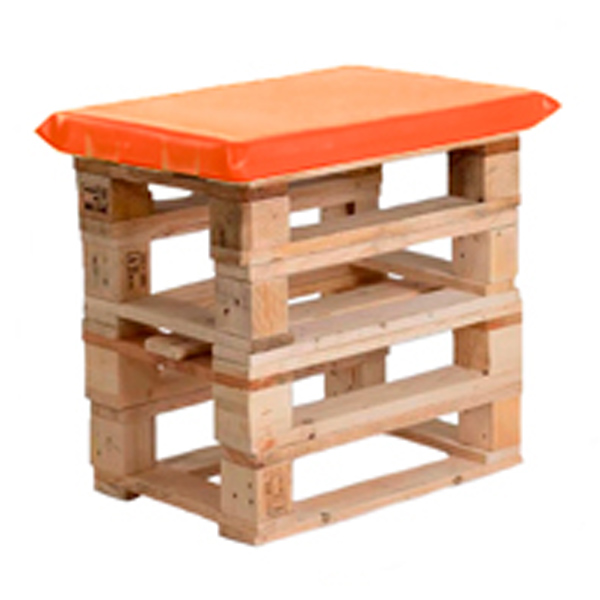 Пуфик из поддонов деревянный с оранжевой подушкой