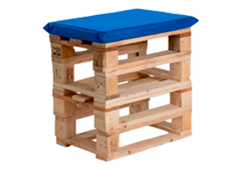 Пуфик из поддонов деревянный с синей подушкой