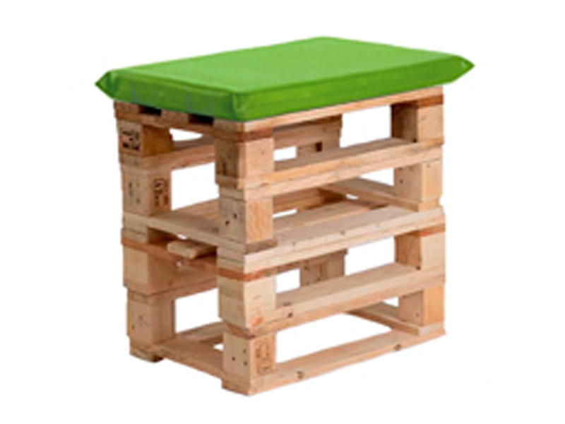 Пуфик из поддонов деревянный с зеленой подушкой