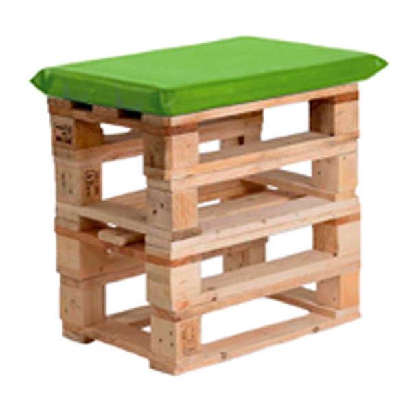 Пуфик из поддонов деревянный с зеленой подушкой