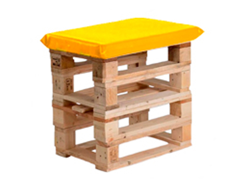 Пуфик из поддонов деревянный с желтой подушкой
