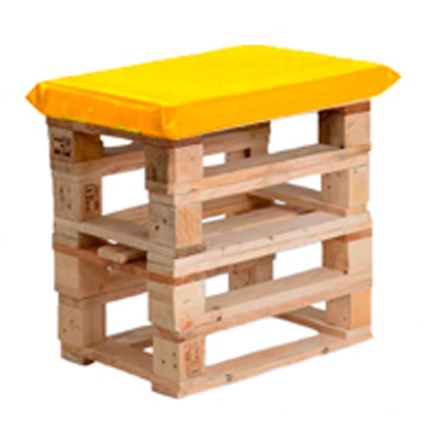 Пуфик из поддонов деревянный с желтой подушкой