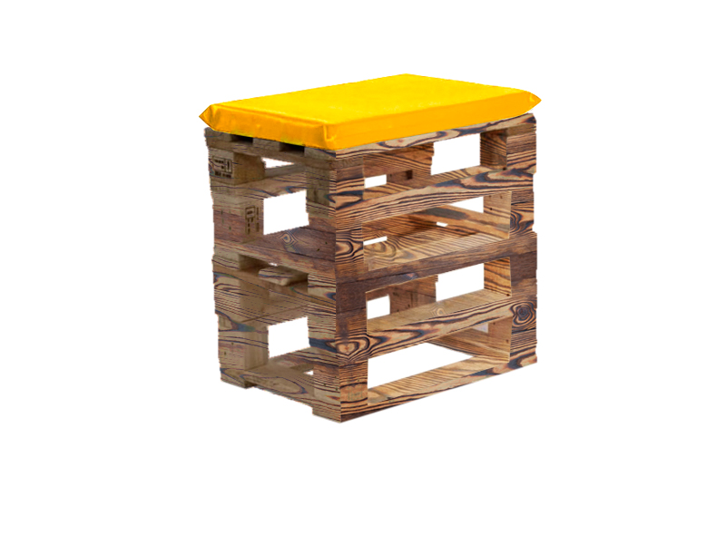 Пуфик из поддонов обожжённый с черной подушкой