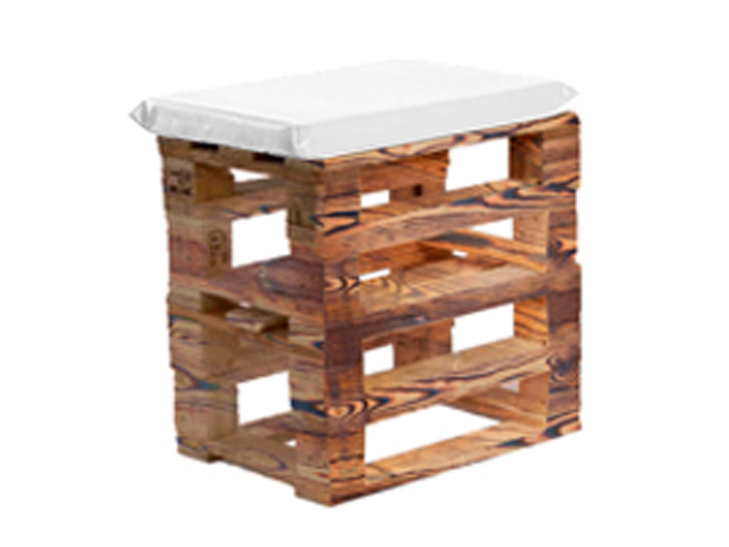 Пуфик из поддонов обожжённый с белой подушкой