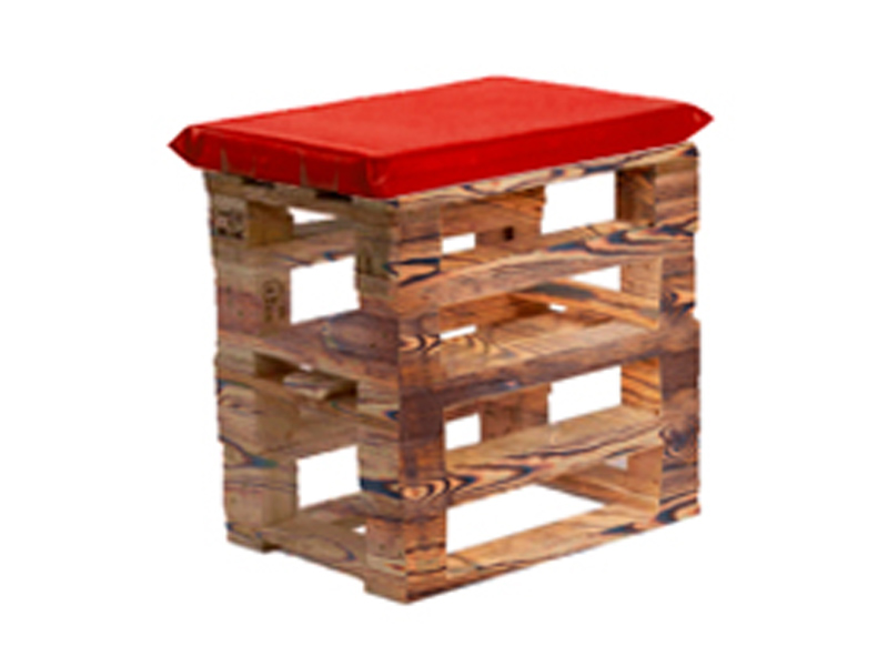 Пуфик из поддонов обожжённый с красной подушкой