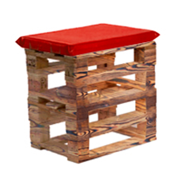 Пуфик из поддонов обожжённый с красной подушкой