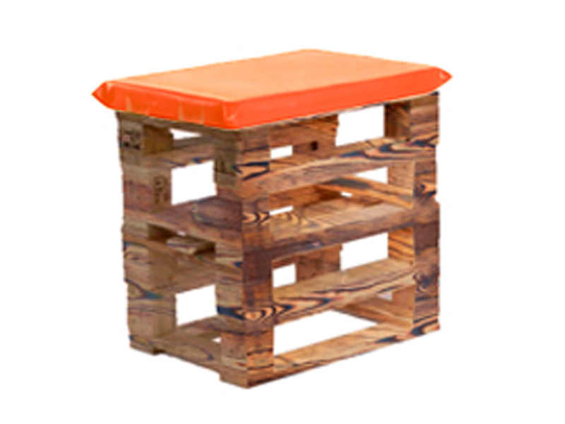 Пуфик из поддонов обожжённый с оранжевой подушкой