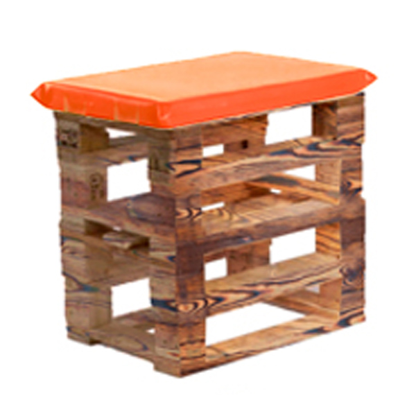 Пуфик из поддонов обожжённый с оранжевой подушкой