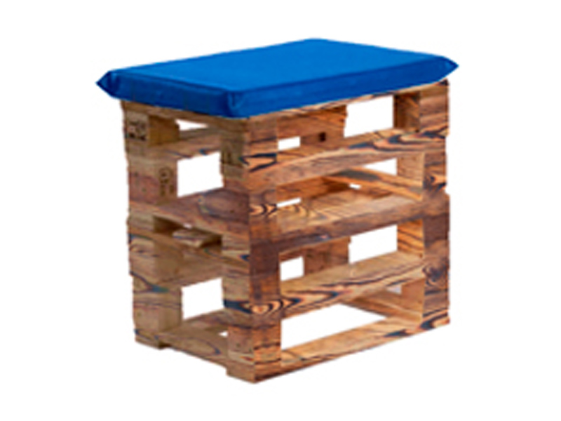 Пуфик из поддонов обожжённый с синей подушкой