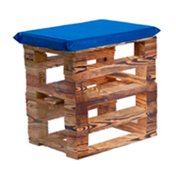 Пуфик из поддонов обожжённый с синей подушкой