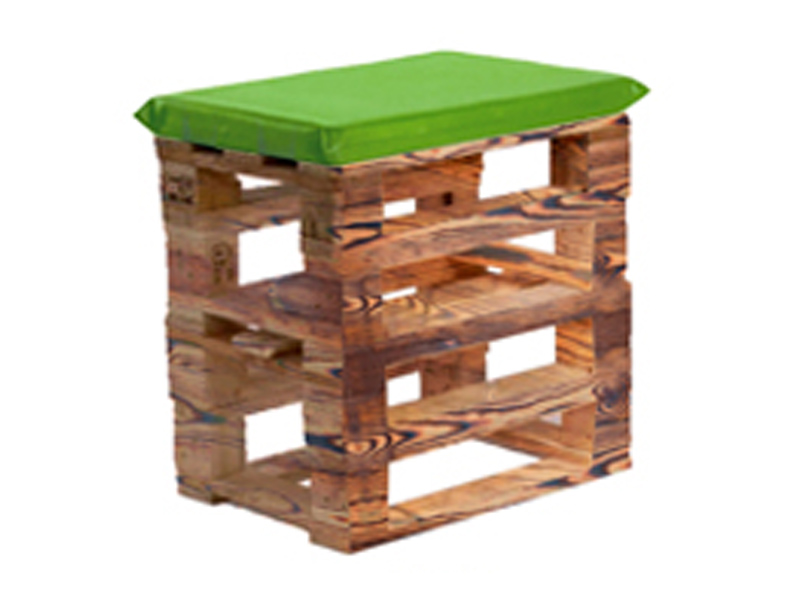 Пуфик из поддонов обожжённый с зеленой подушкой