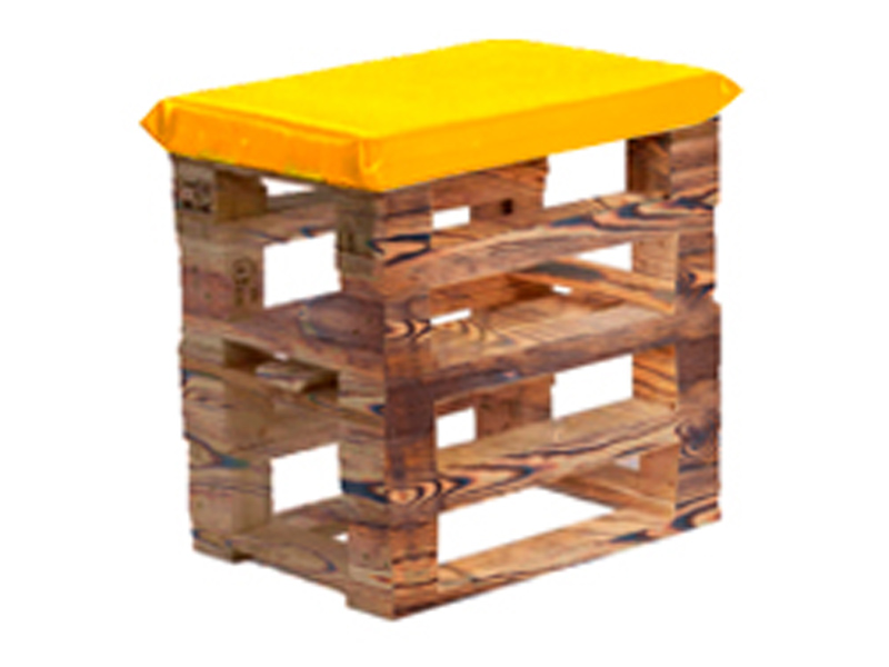 Пуфик из поддонов обожжённый с желтой подушкой