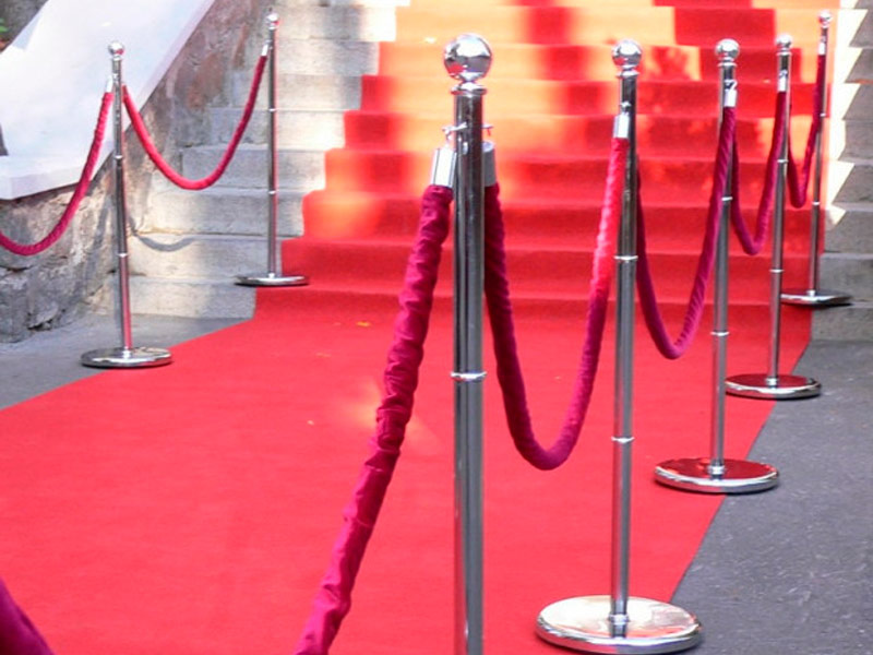 Серебристый столбик с красным канатом