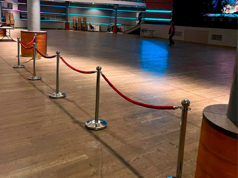 Серебристый столбик с красным канатом