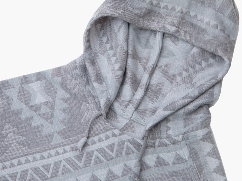 Пончо с рисунком серое