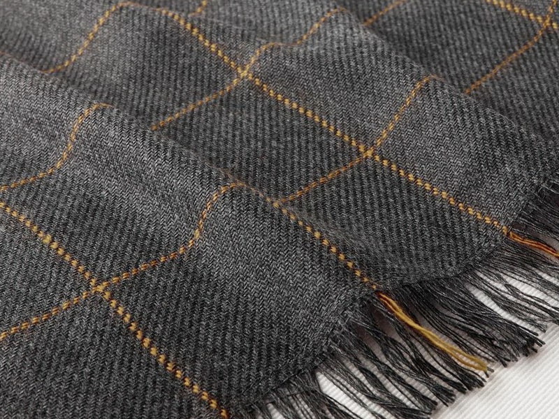 Серый плед в клетку