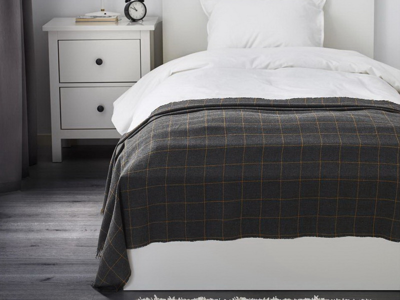 Серый плед в клетку