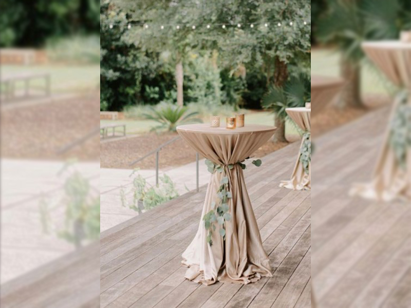 Скатерть круглая бежевая для коктейльного стола