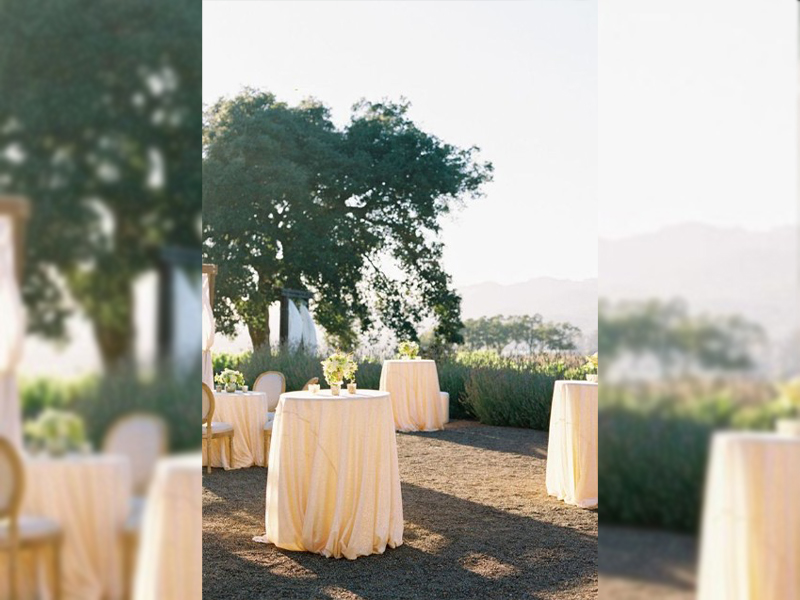 Скатерть круглая бежевая для коктейльного стола