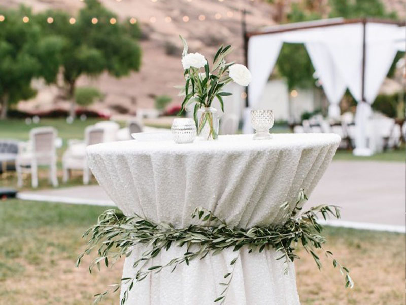 Скатерть белая круглая для коктейльного стола