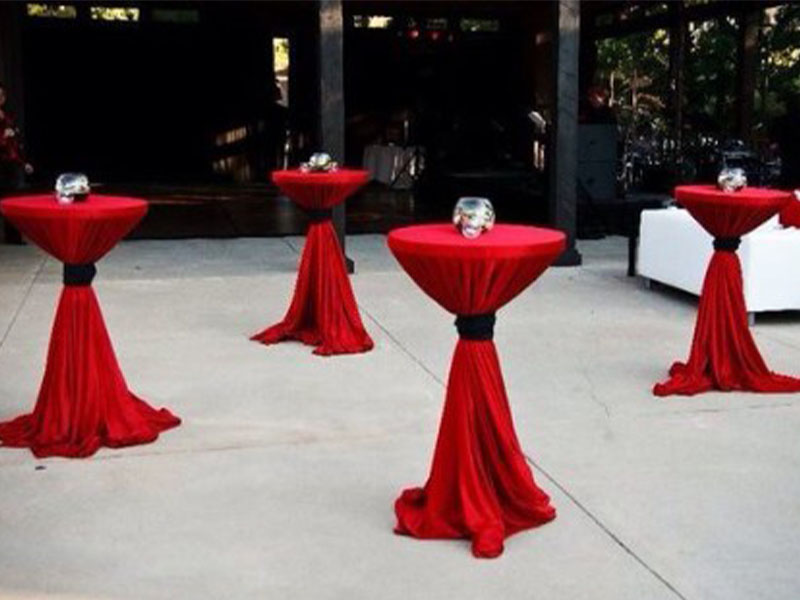 Скатерть красная круглая для коктейльного стола