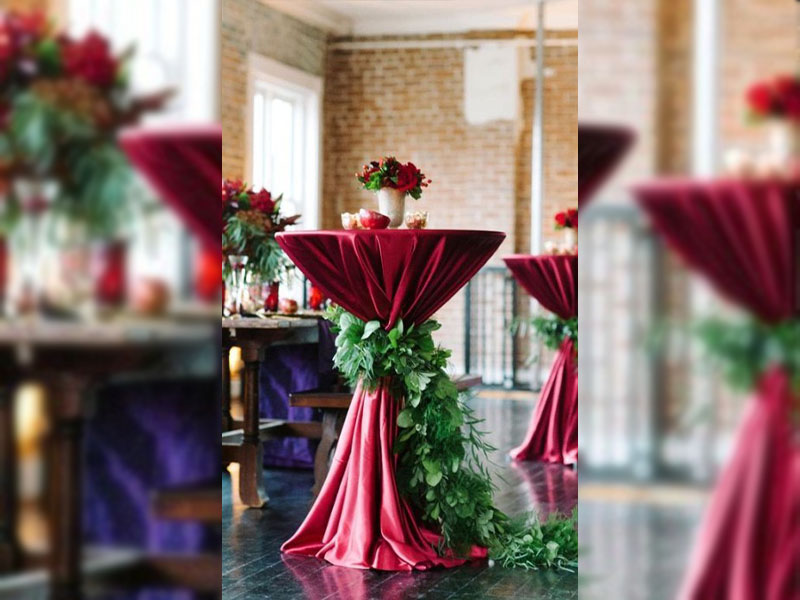 Скатерть красная круглая для коктейльного стола