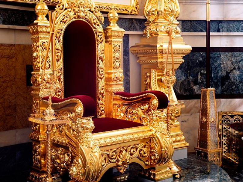 Средневековый трон