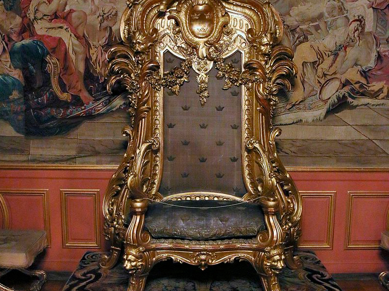 Средневековый трон