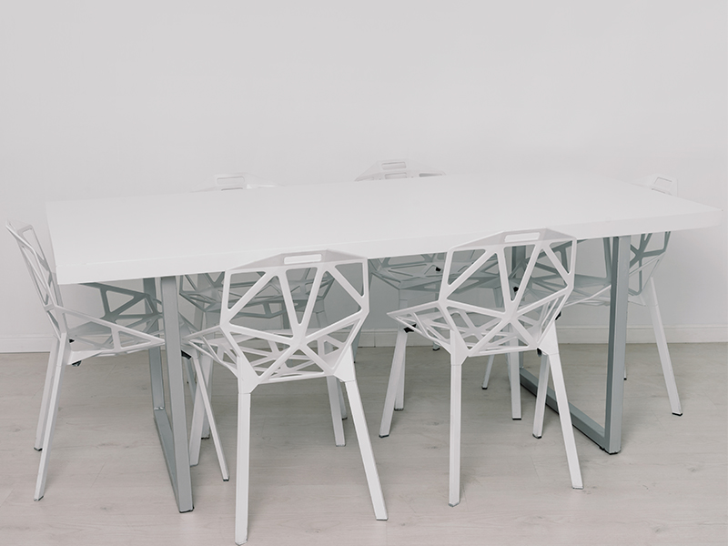 Стол для переговоров белый